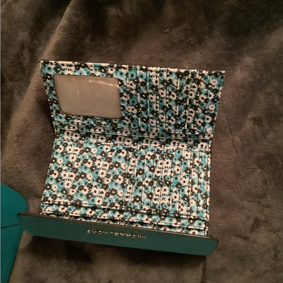 Excellent condition Michael Kors Tote with matching wallet. - Picture 3 of 4